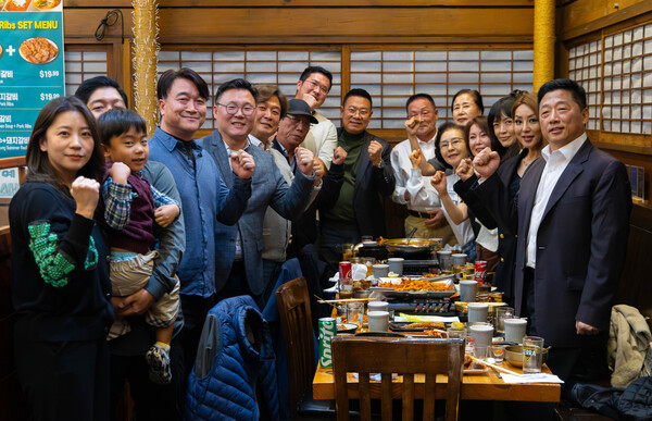 뉴욕한인회(회장 이명석)는 11월8일 저녁 퀸즈플러싱 병천식당에서 임원회의를 열고, 지난 10월 코리안퍼레이드 및 페스티발 평가와 함께 내년도 행사계획을 논의했다고 밝혔다. 이번 회의에서는 오는 1월 13일 열리는 '미주한인의 날 및 뉴욕한인의 밤'행사를 분리해서 개최하기로 결정했다. ‘미주한인의 날’ 기념행사는 그대로 1월 13일 뉴욕한인회관에서 개최하고, 연례 갈라행사로 같은 날 개최해 온 ‘66주년 뉴욕한인의 밤’은 2월 설날을 전후해 별도로 개최하기로 결정했다. 2026년은 한인들이 미국에 공식적으로 첫발을 내디딘 지 123주년이 되는 해로, 미 연방의회는 1월 13일을 ‘미주한인의 날’로 제정한 바 있다. 이명석 회장은 “내년도 1월 13일 기념행사는 2세들이 적극 참여하는 행사로 개최할 예정”이며, 구체적인 행사 계획 및 결정은 추후 이사회에서 확정할 계획"이라고 덧붙였다.