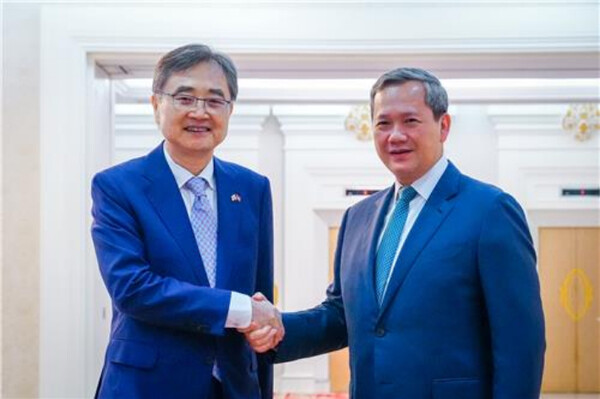 조현 외교부장관과 훈 마넷 캄보디아 총리가 악수를 하고 있다. [연합뉴스]