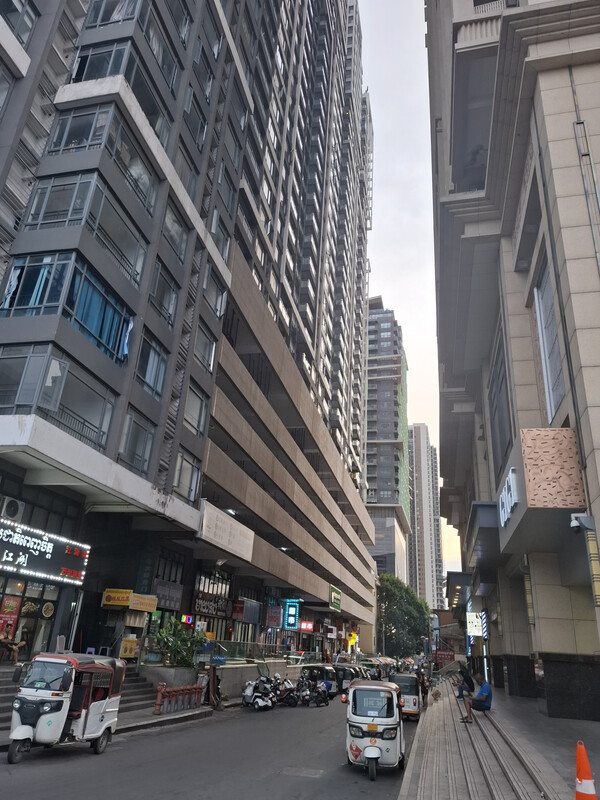 중국계 온라인 스캠 범죄 조직원들의 아지트로 알려진 프린스 그룹 산하 건물 단지 [박정연 재외기자]