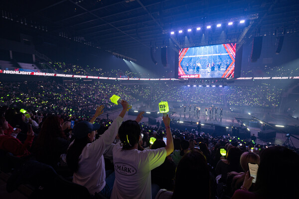  지난 9일 인스파이어 엔터테인먼트 리조트에서 열린 ‘2025 인천공항 스카이 페스티벌’에서 관객들이 K-POP 콘서트를 즐기고 있다.