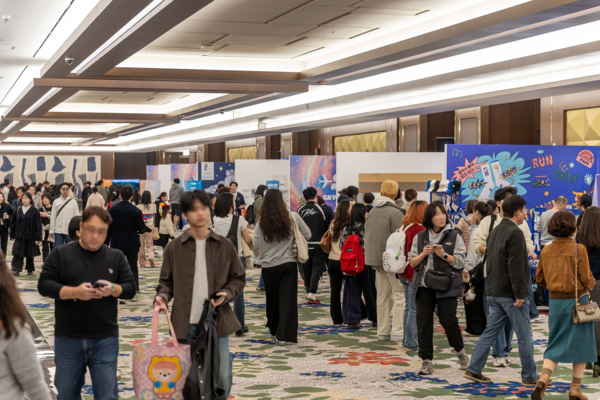  ‘2025 인천공항 스카이 페스티벌’에서 관객들이 소상공인 팝업부스를 이용하고 있다.