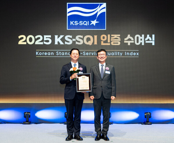‘2025 KS-SQI’ 인증 수여식에 참석한 박희돈 대한항공 경영전략본부장(왼쪽)이 문동민 한국표준협회 회장과 기념 촬영(사진=대한항공)