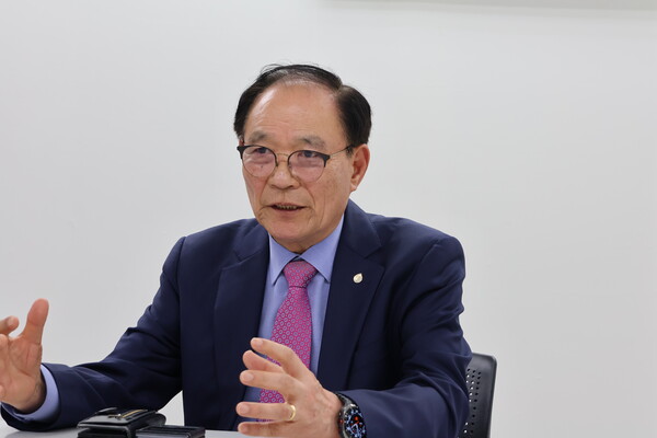 지난 6일 여의도 월드옥타 사무실에서 본지와 인터뷰를 하고 있는 이연수 신임 이사장.