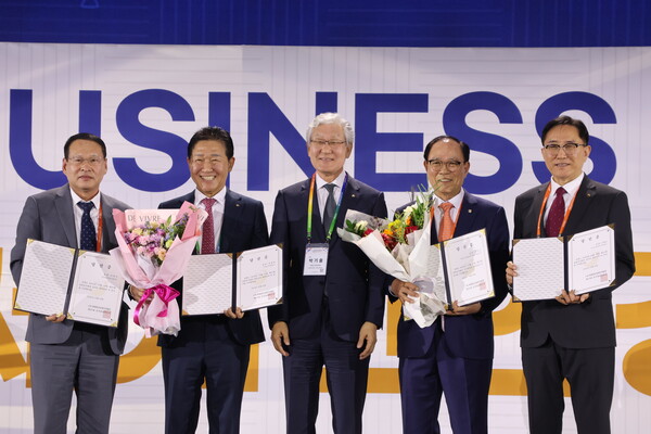 지난 10월 29일 월드옥타 집힝부 선거에 입후보한 이연수 이사장(우측 두번째)과 박종범  회장(오른쪽 두번째)이 박기출  선관위원장으로 부터 당선증과 꽃다발을 받고 기념촬영을 하고 있는 장면.