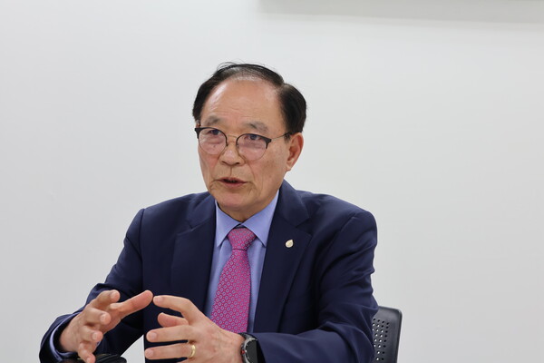 이연수 신임 이사장이 본지와 인터뷰를 하고 있는 장면.