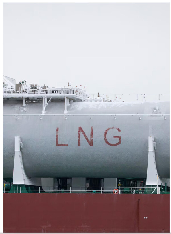 캐나다 서부 항구에서 출항하는 LNG 운반선. 첫 한국 수출 물량을 싣고 태평양 항로에 나선 거대한 저장 탱크 외벽. (출처: CBC 인터뷰 영상 캡처)