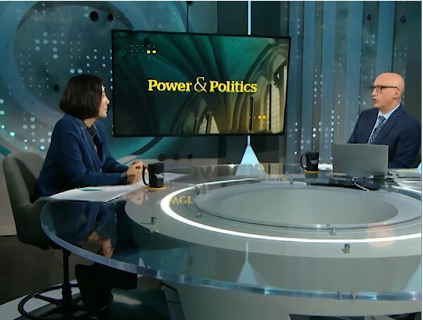 CBC 시사 프로그램 ‘Power & Politics’ 스튜디오 인터뷰 장면. 김희진 공사참사관이 캐나다 측 진행자와 양국 에너지 협력의 의미를 논의하는 모습. (출처: CBC 방송)