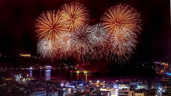 2025 여수밤바다 불꽃축제’, 우천 속에도 12만 3천 명 찾아(사진=여수시)