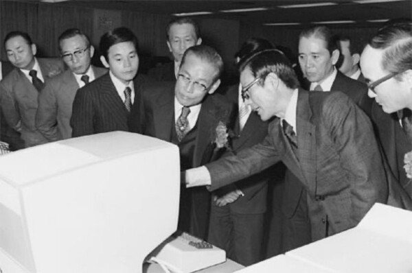 1976년 12월 7일 삼성본관 3층에 설치된 삼성그룹 종합전산실 가동식에서 이병철 회장(가운데)과 이건희 당시 이사(왼쪽에서 세 번째)가 시스템에 대한 설명을 듣고 있다. [조선DB]