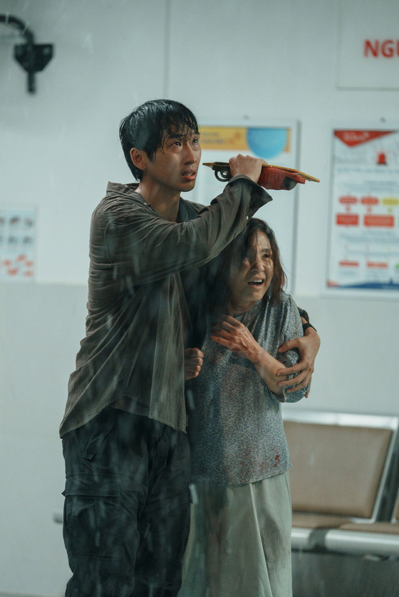 영화 '엄마를 버리러 갑니다'의 한 장면. 영화는 치매에 걸린 어머니 레티한이 중심에 서서, 그를 돌보는 아들 환의 이야기를 감각적으로 그려낸다. [사진출처:싸이더스] 