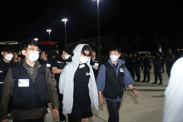 지난달 18일 새벽 프놈펜 때쪼국제공항에서 한국으로 압송중인 온라인 범죄 가담자들 [크메르타임스]