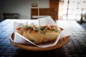 베트남의 대표적인 길거리 음식인 '반미'. 신선한 재료와 풍부한 맛으로 관광객들에게도 인기였지만, 이번 식중독 사건으로 위생 관리의 중요성을 일깨우고 있다.