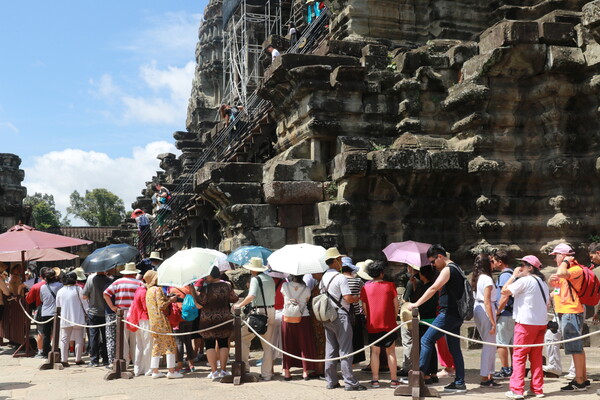 세계적인 문화유산인 앙코르와트를 찾은 다양한 나라 출신의 관광객들 [박정연 기자]