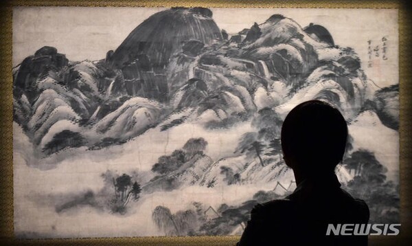 미국 워싱턴 D.C.의 국립아시아예술박물관에서 11월 15일 개막하는 '故이건희 회장 기증품 국외순회전'에서 선 보일 정선의 '인왕채색도'. 