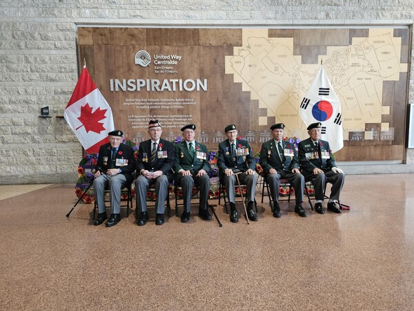 지난 9일, 오타와 시청 광장에서 열린 ‘턴 투 부산 화환식’에 참석한 한국전 참전용사 6명이 캐나다 국기와 태극기 앞에서 기념 촬영을 하고 있다.