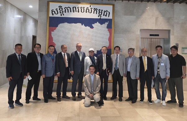 지난 11월 13일 주캄보디아대사관에서 열린 한인 비대위-대사관 간담회를 마친 뒤 기념촬영을 하고 있다. [박정연 재외기자]