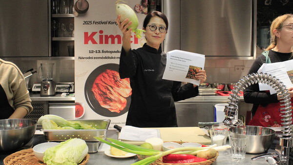 체코대한민국대사관은 지난 12일부터 13일까지 이틀동안 체코 프라하에서 '2025 한식페스티벌-김치'를 개최했다고 밝혔다. 사진은 이윤경 셰프가 김치 재료를 소개하고 있는 장면.