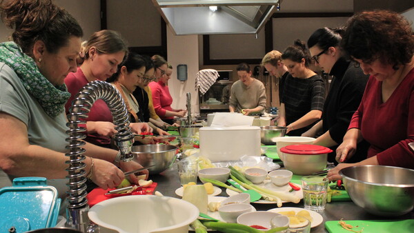 김치담그기 체험을 하고 있는 참가자들.