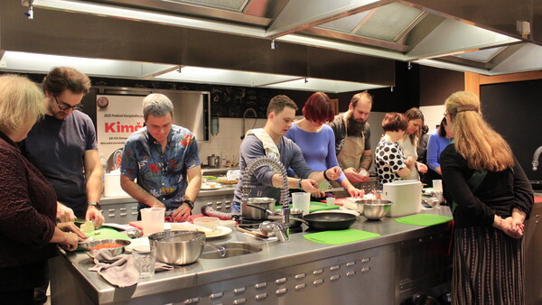 이날 참가자들이 김치찌게와 두부김치 요리를 체험하고 있는 장면