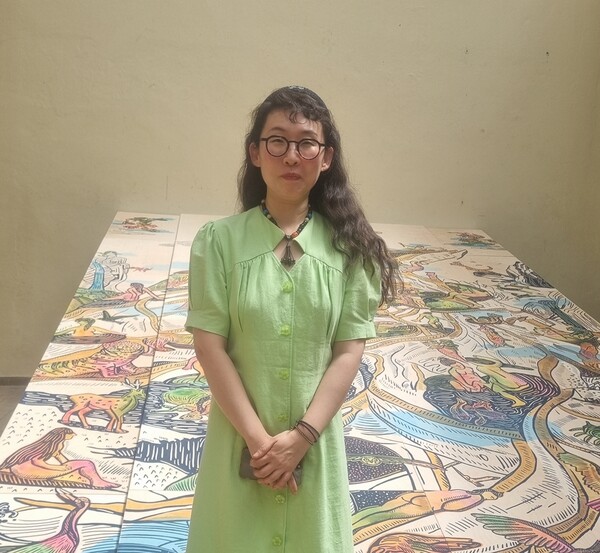 숲과 버섯을 매개로 생명의 순환과 공존을 탐구하는 이승연 작가.