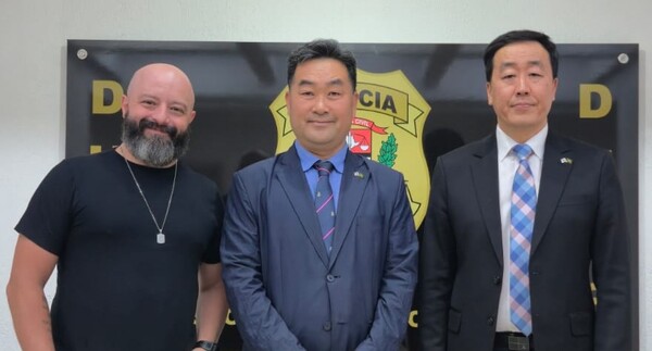 신속한 수사를 요청하기 위해 모인 김인호 경찰영사(우측), 김범진 한인회장(가운데), 민경 실종수사팀장