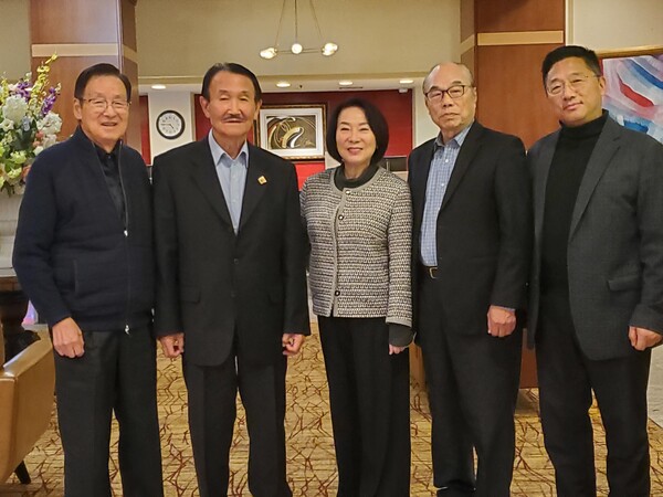 사진 왼쪽부터 김승, 김대현, 조 안젤린, 이전구, 이명석 전 회장.