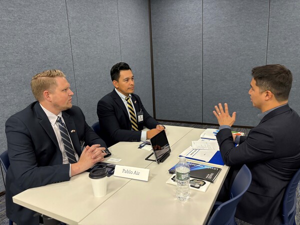 코트라와 항공안전기술원은 11월 12일(현지시간)부터 사흘간 미국 오클라호마주에서 ‘한-미 오클라호마 드론 로드쇼’를 개최했다. 국내기업과 현지 바이어 간 1:1 수출상담 진행 모습.