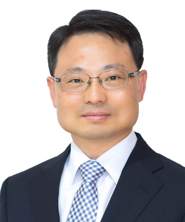 정부는 11월 17일 자로 신임 산림청 차장에 박은식(朴恩植,55) 산림산업정책국장을 임명했다. 신임 박은식 차장은 기술고시(36회)로 입직해 24년여간 국제산림협력관, 기획재정담당관, 산림정책과장 등 주요 핵심 보직을 두루 경험하며, 산림정책 전반에 대한 깊은 통찰력과 탁월한 기획력으로 높은 평가를 받고 있다. 