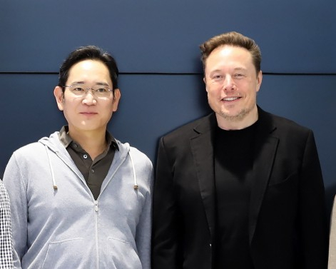 이재용 삼성전자 회장은 일론 머스크 테슬라 CEO와 수차례 만나 미래 협력 방안을 논의했다. 사진은 지난 2023년 두 사람이 삼성전자 북미법인에서 만나 기념사진을 찍고 있는 모습.