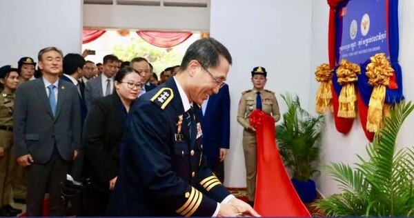 지난 11월 10일(현지시각) 캄보디아 프놈펜에서 열린  코리안 전담반 개소식에 참석한 유재성 경찰청장 직무대행이 테이프 커팅을 하고 있다. [캄보디아 경찰청]