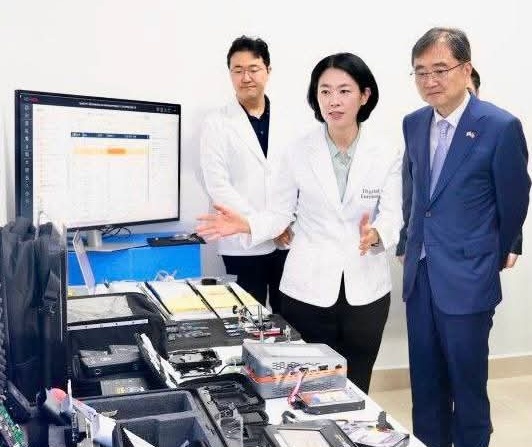 조현 외교부 장관(우측)이 코리아 전담반에서 사용될 각종 디지털 과학수사 장비를 둘러보고 있다. [캄보디아경찰청]