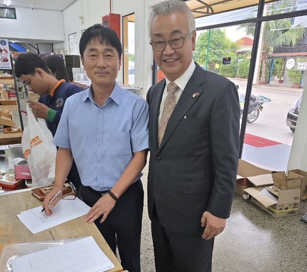 박현옥 비대위원장(우측)이 직접 나서 교민들로부터 서명을 받고 있다. [캄보디아 한인비상대책위원회]
