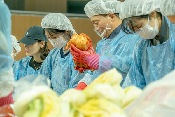 인천국제공항공사는 동절기를 앞두고 지역사회에 나눔문화를 확산하기 위해 18일 오전 청사 인근 실내 체육관인 인천공항 스카이돔에서 인천공항 상주직원이 참여하는 ‘김장 나눔 봉사활동’을 진행했다고 밝혔다. 사진은 인천국제공항공사 이학재 사장(사진 오른쪽에서 두 번째) 및 참가자들이 지역사회에 전달할 김장김치를 담그고 있는 모습. 