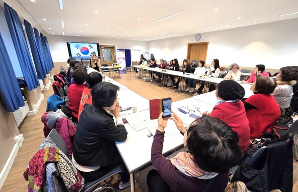 세계한민족여성네트워크 독일지부는 11.14~16일까지 독일 남부 뮌헨에서 정기총회와 세미나를 개최했다고 밝혔다.사진은 총회 장면.