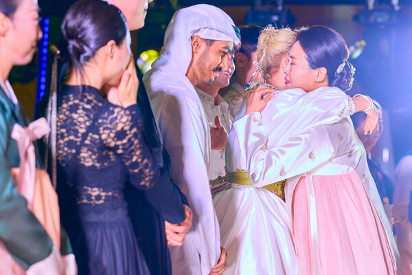 이재명 대통령과 함께 UAE를 국빈 방문 중인 김혜경 여사가 18일(현지시간) 아부다비 대통령궁에서 열린 한-UAE 문화교류 행사가 끝난 뒤 소프라노 조수미와 포옹하고 있다. / 사진=연합뉴스