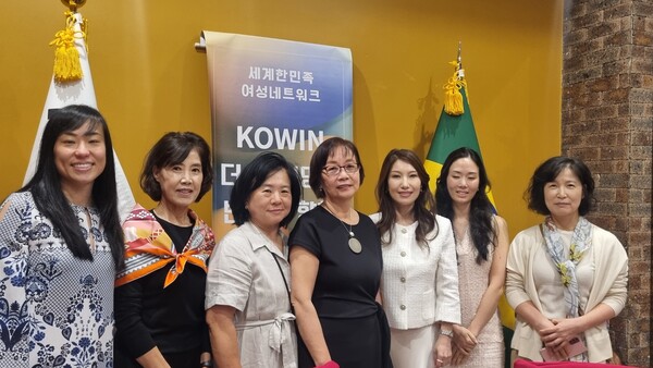 12기 임원진의 기념촬영 모습. 가운데는 김정애 회장