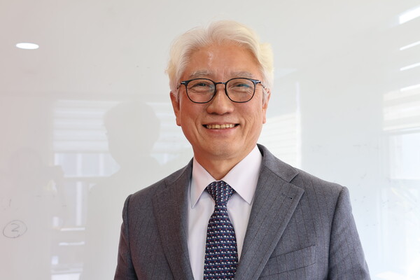 박기륜 한국복지사이버대학교 총장은 충북경찰청장을 끝으로 퇴임한 경찰 출신의 대학총장이다. 본지를 방문해 인터뷰에 앞서 환한 표정으로 카메라 앞에 선 박기륜 총장. [황복희 기자]