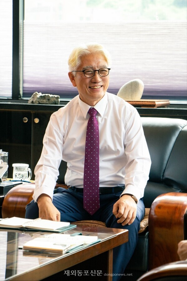 본캠퍼스가 경북 경산에 위치한 한국복지사이어대학교 총장실에서 박기륜 총장.   