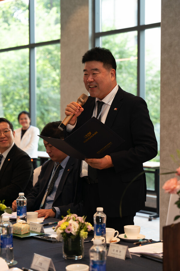 주호치민 총영사관은 코참연합회와 함께 베트남 한국기업과 대학의 산학협력을 논의하고자 11월 19일 인디고 사이공 시티호텔에서 ‘2025 한국(어) 전공 학부(과)장 협의회’를 개최했다. 사진은 축사하는 김년호 회장.