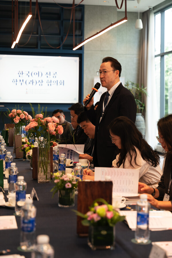  ‘2025 한국(어) 전공 학부(과)장 협의회’에서 환영사를 하고 있는 권태한 총영사 대리.