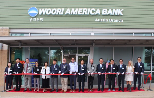 우리아메리카은행이 지난 19일 미국 텍사스주 오스틴지점 개점행사를 개최했다. 류형진 우리은행 글로벌그룹장(왼쪽 9번째), 이태훈 우리아메리카은행 법인장(왼쪽 13번째), 마크듀발(Mark Duval) 오스틴 아시안상공회의소 CEO(왼쪽 10번째) 등 관계자들이 기념촬영을 하고 있다.