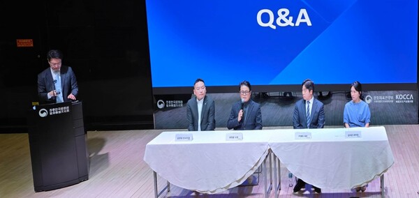 주중한국대사관은 유학생을 대상으로 '금융권 직무설명회'를 개최했다. 사진 왼쪽부터 김보균 주중한국대사관 금융관, 김진태 우리은행 중국법인 인사부장, 송명섭 삼성화재 북경사무소 소장