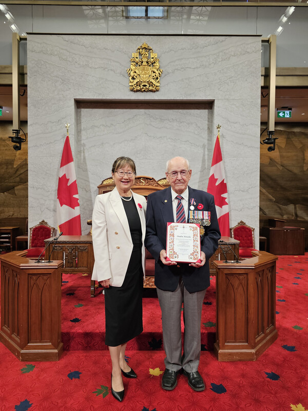 마틴 캐나다 상원의원이 오타와 상원 회의장에서 한국전 참전용사 앙드레 페텔르 옹에게 킹 찰스 3세 대관식 메달을 직접 수여하고 있다. 