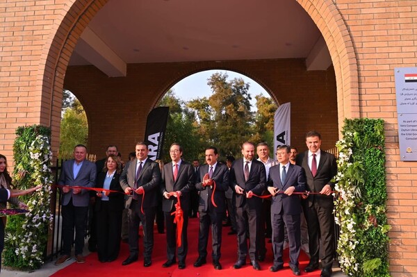 자이툰 도서관 개보수 완료식 참가자들이 테이프 커팅을 하고 있다.