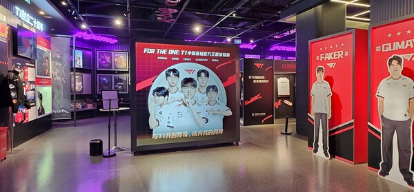 한국콘텐츠진흥원 북경비즈니스센터는 10월 15일부터 11월 14일까지 주중한국문화원 1층 ‘SEE’K’관에서 ‘티원(T1) 특별전시’를 운영했다. 사진은 전시장 모습