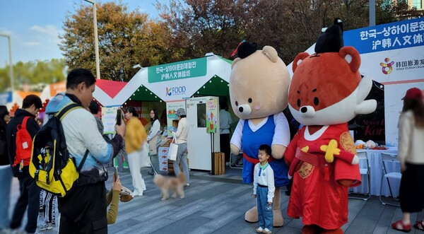 주말을 맞아 부스를 찾은 현지인 가족