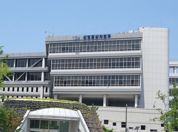 역대 학회장, 산업통상부 무역위원회 위원 등 통상 분야 전문가 80여 명이 참석한 가운데 11월21일 개최된 '2025년 무역구제 동계 학술 세미나'에서 참석자들은 무역전쟁 대비 '한국형 대응원칙'을 제시했다. 