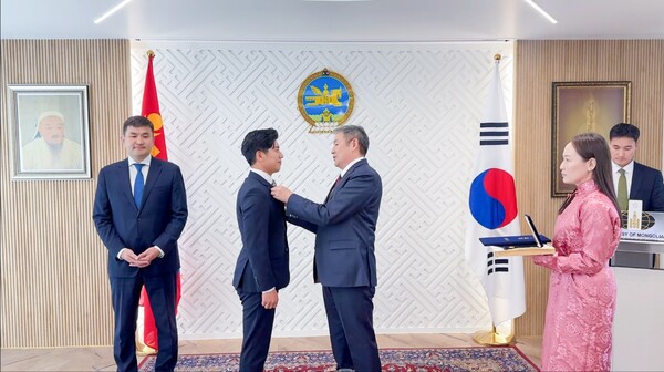 훈장 수여식은 몽골 대통령을 대신해 냠다와깅 후랄바타르 대통령 수석고문이 대사관에서 공식 수여식을 통해 전달했다.