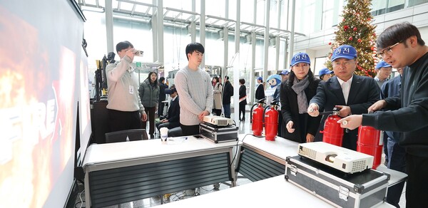 11월 24일 코트라 본사에서 열린 '안전 ON! 청렴 UP!, KOTRA ESG 실천 데이' 출근길 캠페인에서 강경성 코트라 사장이 화재진압 체험을 하고 있다.