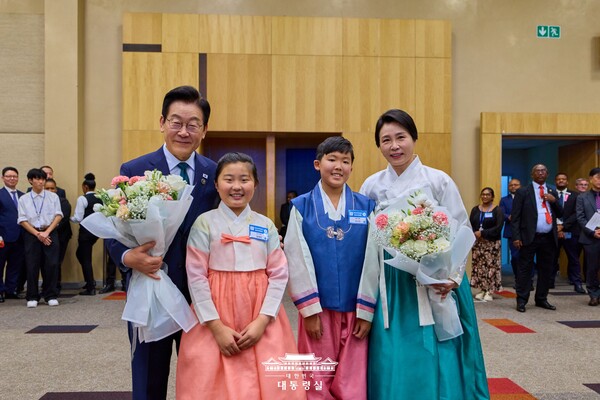 이재명 대통령과 김혜경 여사가 남아공 동포간담회에 참석해 화동들과 기념촬영을 하는 모습. [대통령실]  